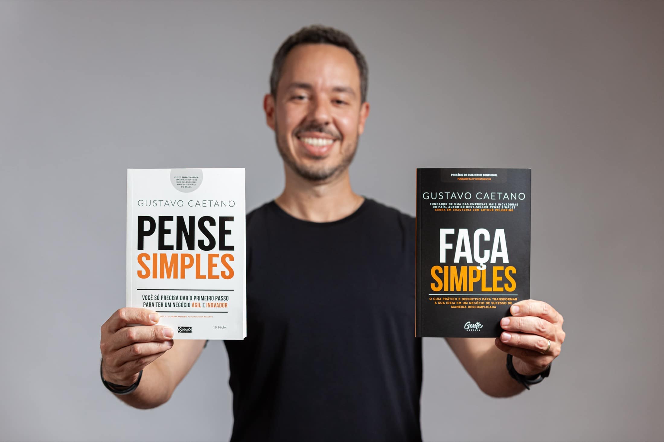 Gustavo Caetano segurando os livros Pense Simples e Faça Simples