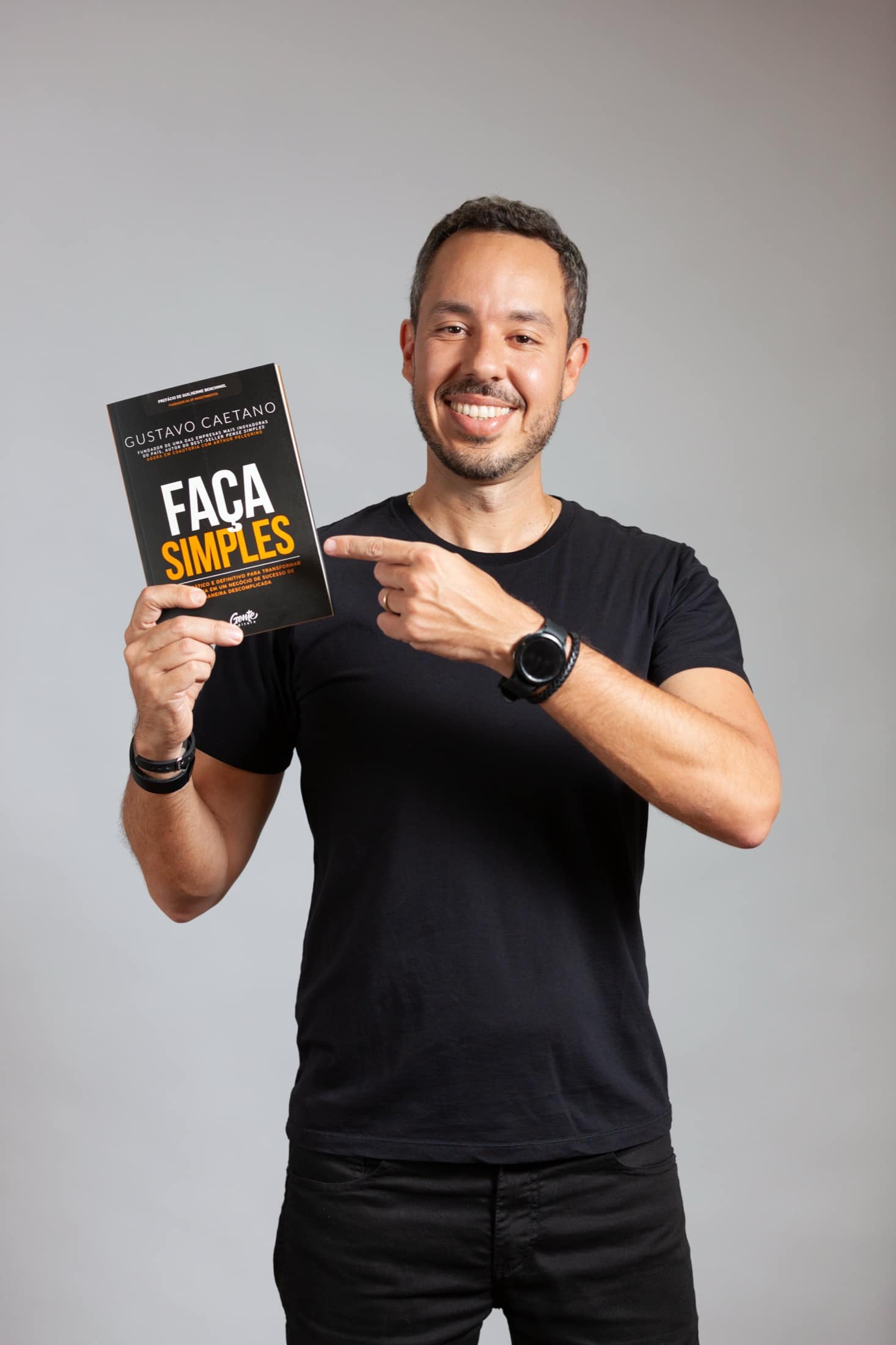Gustavo Caetano com o livro Faça Simples