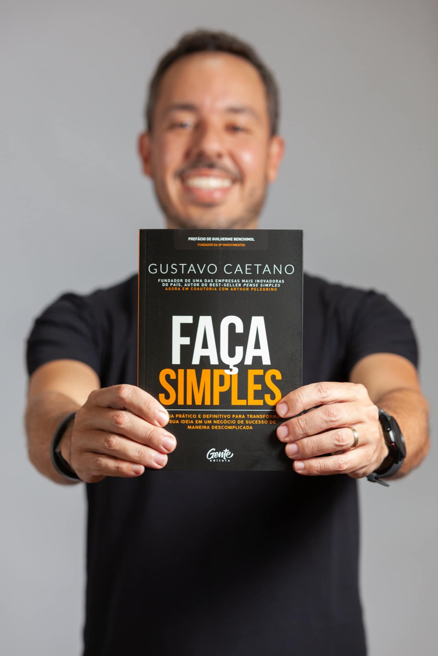 Gustavo Caetano apresentando o livro Faça Simples