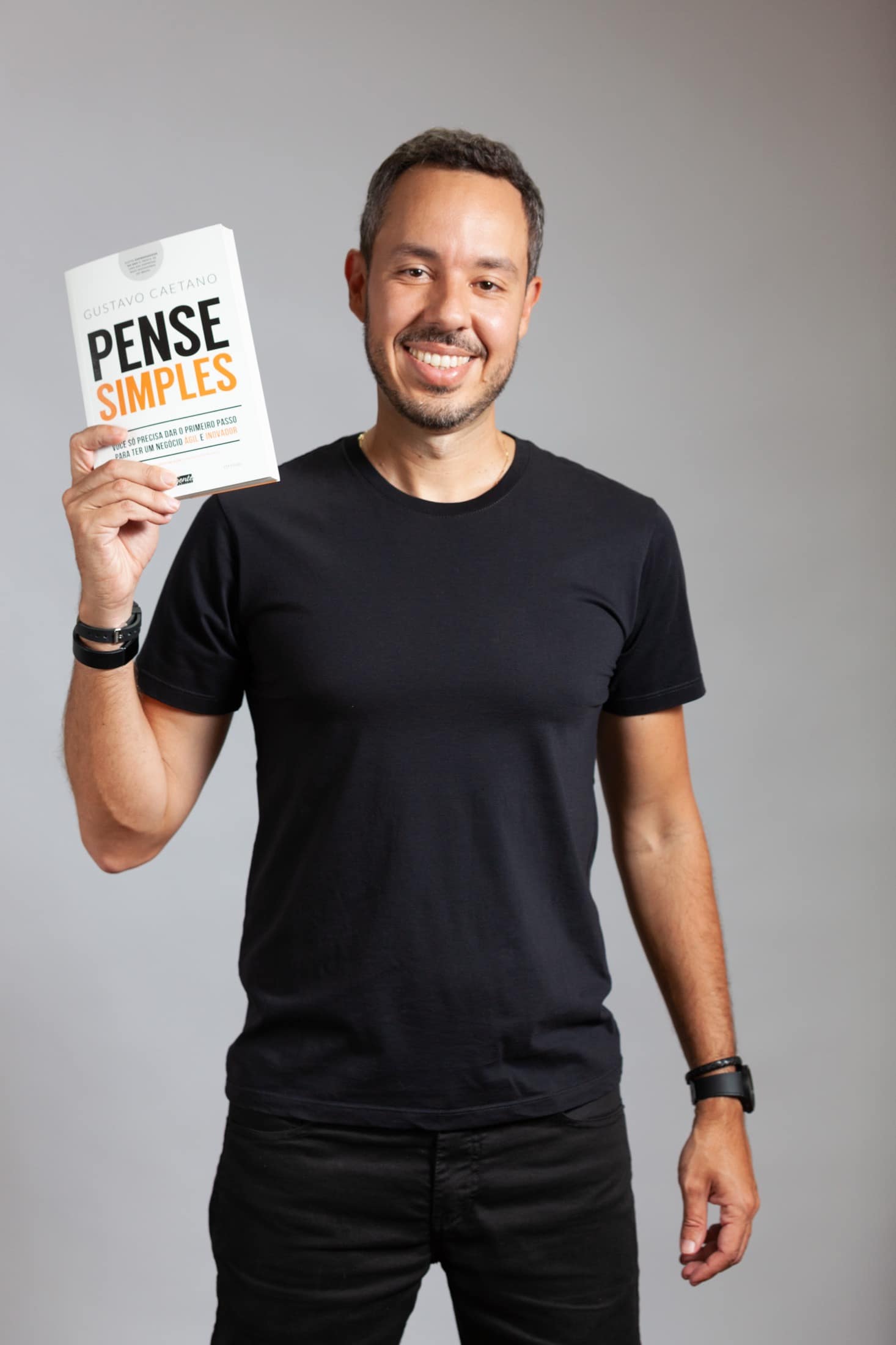 Gustavo Caetano com o livro Pense Simples