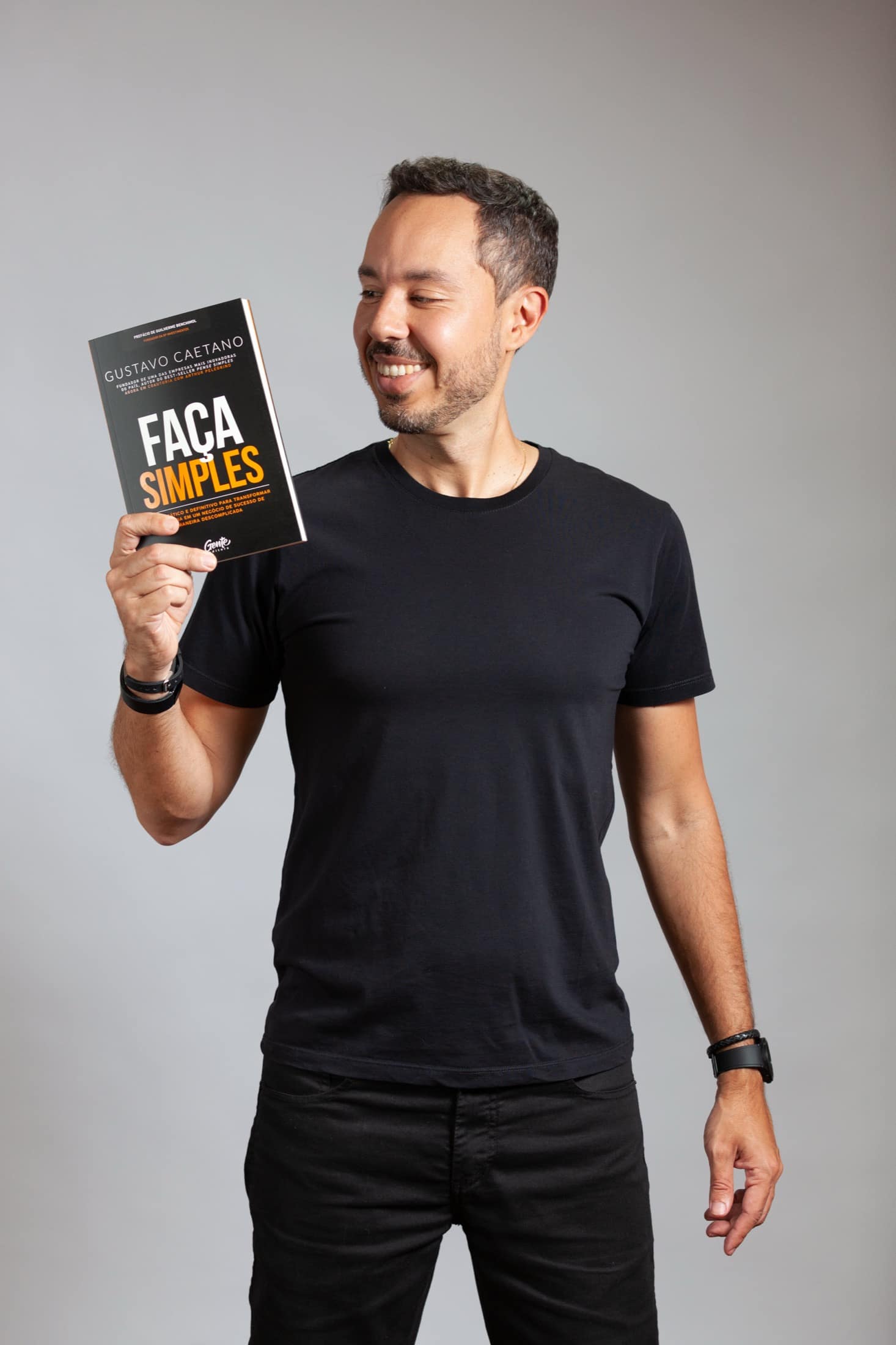 Gustavo Caetano oferecendo o livro Pense Simples