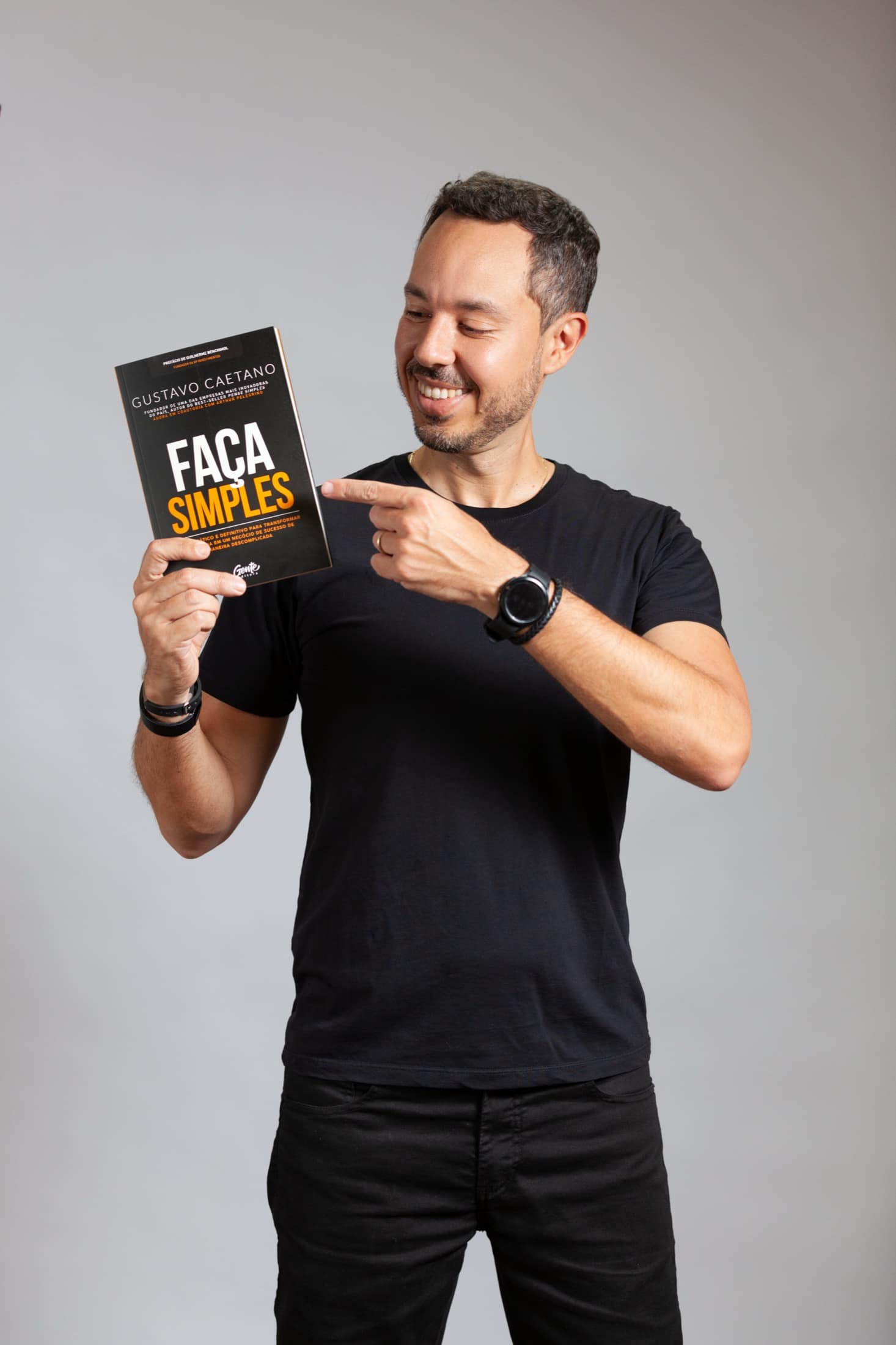 Gustavo Caetano com o livro Pense Simples em primeiro plano