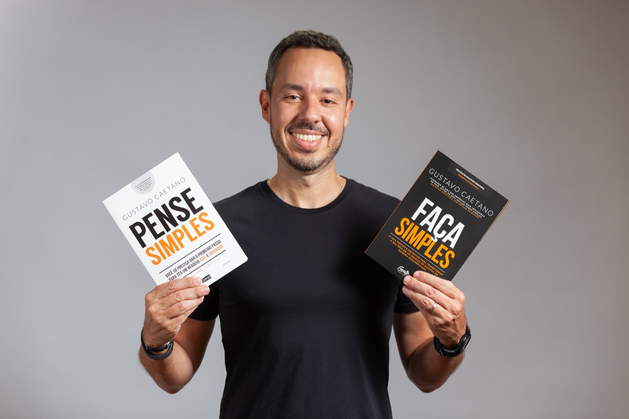 Gustavo Caetano com os livros Pense Simples e Faça Simples ao centro
